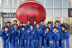 武蔵野森総合スポーツプラザ前で記念撮影